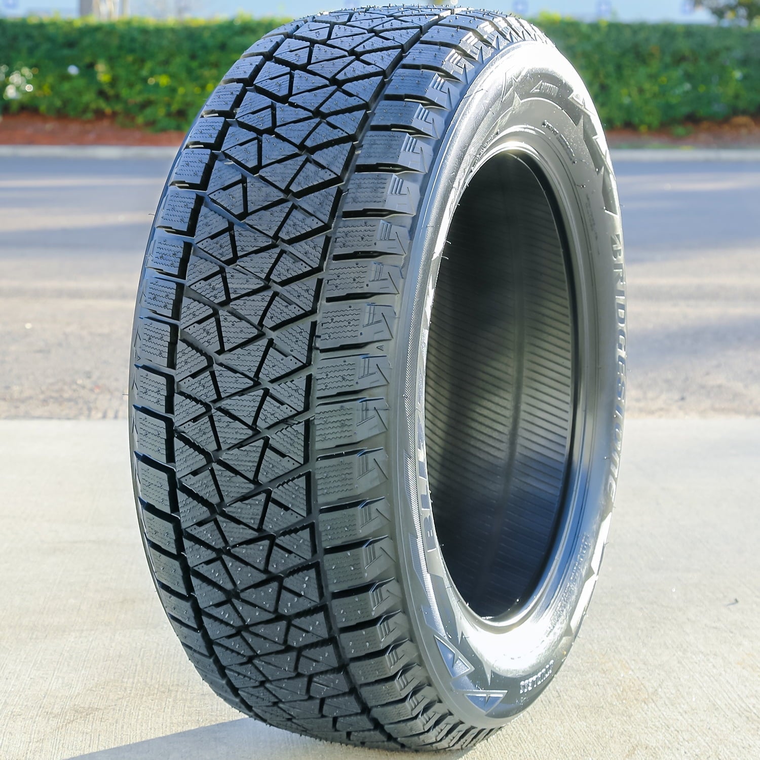 Bridgestone Blizzak DM-V2 Winter P285/45R22 110T Light Truck Tire Fits: 2017-18 Chevrolet Silverado 1500 Premium Country, 2015-16 Chevrolet Silverado 1500 LTZ